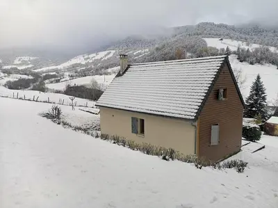 L'établissement Gîte chaleureux avec cheminée au pied du Puy Mary en hiver
