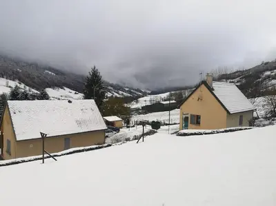 L'établissement Gîte chaleureux avec cheminée au pied du Puy Mary en hiver