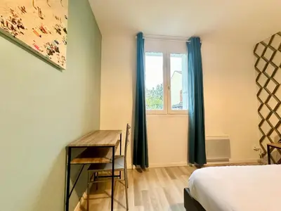 Un ou plusieurs lits dans un hébergement de l'établissement Le Guillaumin, convivial et zen