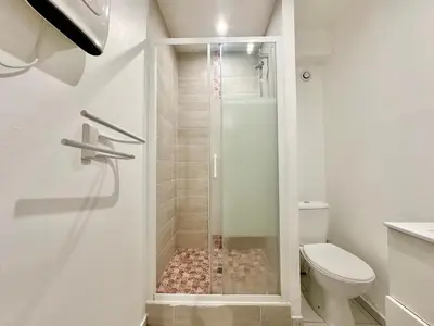 Salle de bains dans l'établissement Le Guillaumin, convivial et zen