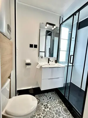 Salle de bains dans l'établissement Le Toulousain, proche Legrand et autoroute