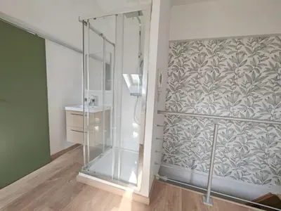 Salle de bains dans l'établissement Le Chistera, zen et intimiste