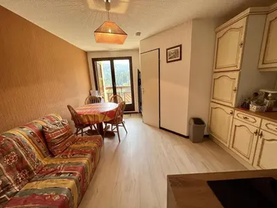 Cuisine ou kitchenette dans l'établissement Charmant T2 proche pistes avec parking et balcon - FR-1-787-79