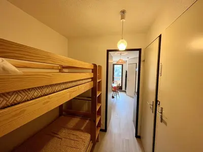 Un ou plusieurs lits dans un hébergement de l'établissement Charmant T2 proche pistes avec parking et balcon - FR-1-787-79
