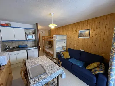 Cuisine ou kitchenette dans l'établissement Confortable T2 avec balcon au cœur de la station, proche pistes et commerces - FR-1-787-80