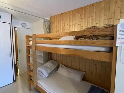 Un ou plusieurs lits dans un hébergement de l'établissement Confortable T2 avec balcon au cœur de la station, proche pistes et commerces - FR-1-787-80