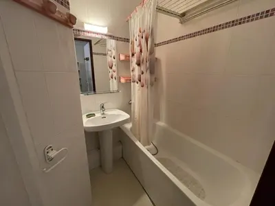 Salle de bains dans l'établissement Confortable T2 avec balcon au cœur de la station, proche pistes et commerces - FR-1-787-80