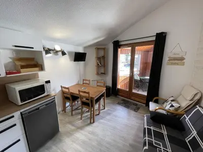 Cuisine ou kitchenette dans l'établissement Appartement fonctionnel 4.5 pers, proche pistes et commerces, balcon exposé Sud-Est - FR-1-787-82