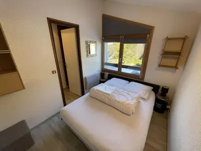 Un ou plusieurs lits dans un hébergement de l'établissement Appartement fonctionnel 4.5 pers, proche pistes et commerces, balcon exposé Sud-Est - FR-1-787-82