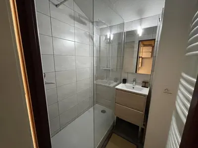 Salle de bains dans l'établissement Appartement fonctionnel 4.5 pers, proche pistes et commerces, balcon exposé Sud-Est - FR-1-787-82