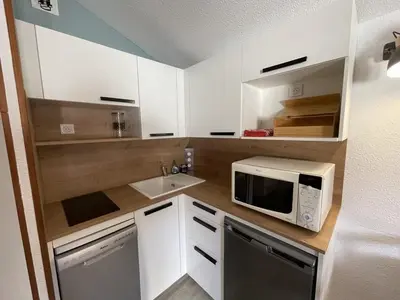 Cuisine ou kitchenette dans l'établissement Appartement fonctionnel 4.5 pers, proche pistes et commerces, balcon exposé Sud-Est - FR-1-787-82