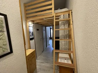 Bibliothèque dans l'appartement
