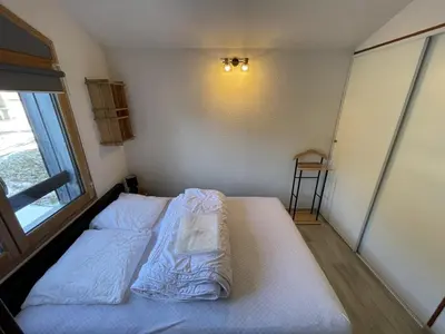 Un ou plusieurs lits dans un hébergement de l'établissement Appartement fonctionnel 4.5 pers, proche pistes et commerces, balcon exposé Sud-Est - FR-1-787-82