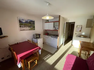 Cuisine ou kitchenette dans l'établissement Charmant T2 cabine au pied des pistes avec balcon et commodités - FR-1-787-85