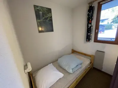 Un ou plusieurs lits dans un hébergement de l'établissement Charmant T2 cabine au pied des pistes avec balcon et commodités - FR-1-787-85