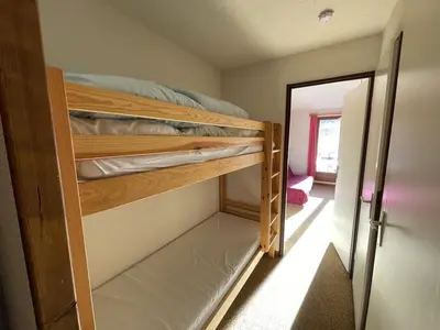 Un ou plusieurs lits dans un hébergement de l'établissement Charmant T2 cabine au pied des pistes avec balcon et commodités - FR-1-787-85