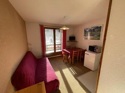 Cuisine ou kitchenette dans l'établissement Charmant T2 cabine au pied des pistes avec balcon et commodités - FR-1-787-85
