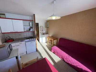Cuisine ou kitchenette dans l'établissement Charmant T2 cabine au pied des pistes avec balcon et commodités - FR-1-787-85