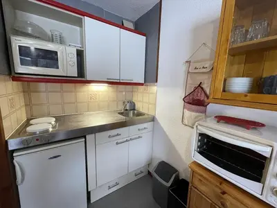 Cuisine ou kitchenette dans l'établissement T2 avec balcon au cœur de la station, proche pistes et commerces - FR-1-787-91