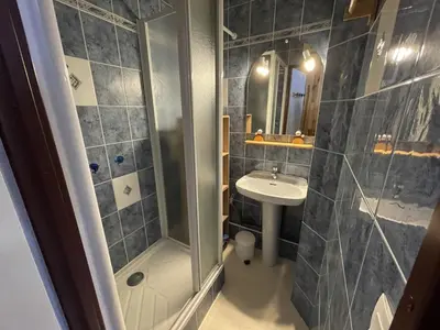 Salle de bains dans l'établissement T2 avec balcon au cœur de la station, proche pistes et commerces - FR-1-787-91
