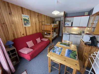 Coin salon dans l'établissement T2 avec balcon au cœur de la station, proche pistes et commerces - FR-1-787-91