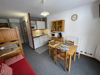 Cuisine ou kitchenette dans l'établissement T2 avec balcon au cœur de la station, proche pistes et commerces - FR-1-787-91