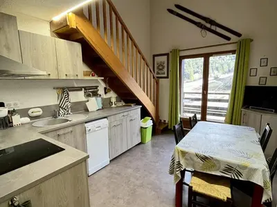 Cuisine ou kitchenette dans l'établissement Duplex T3 balcon au cœur du Lioran, proche pistes - FR-1-787-89
