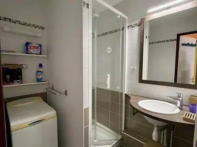 Salle de bains dans l'établissement Duplex T3 balcon au cœur du Lioran, proche pistes - FR-1-787-89