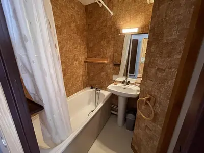 Salle de bains dans l'établissement Studio confortable proche pistes ski & commerces - FR-1-787-95
