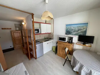 Cuisine ou kitchenette dans l'établissement Studio confortable proche pistes ski & commerces - FR-1-787-95