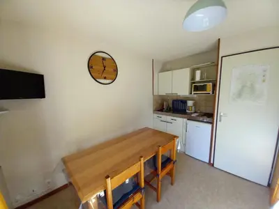 Cuisine ou kitchenette dans l'établissement Studio cabine avec balcon sud-est au Lioran - FR-1-787-100
