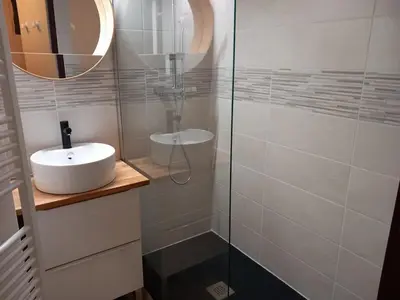 Salle de bains dans l'établissement Studio cabine avec balcon sud-est au Lioran - FR-1-787-100