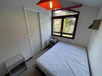 Un ou plusieurs lits dans un hébergement de l'établissement Charmant T2 cabine au Lioran, balcon sud-est, 4 personnes - FR-1-787-98