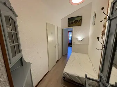 Un ou plusieurs lits dans un hébergement de l'établissement Charmant T2 cabine au Lioran, balcon sud-est, 4 personnes - FR-1-787-98