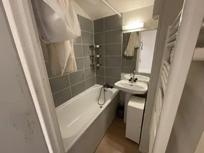 Salle de bains dans l'établissement Charmant T2 cabine au Lioran, balcon sud-est, 4 personnes - FR-1-787-98