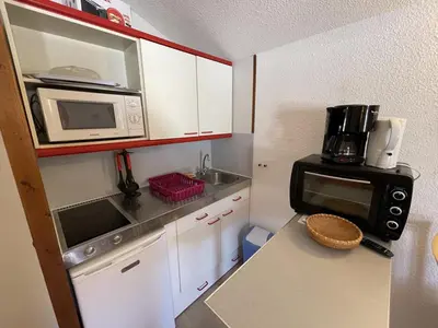 Cuisine ou kitchenette dans l'établissement Charmant T2 cabine au Lioran, balcon sud-est, 4 personnes - FR-1-787-98