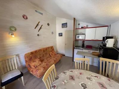 Cuisine ou kitchenette dans l'établissement Charmant T2 cabine au Lioran, balcon sud-est, 4 personnes - FR-1-787-98