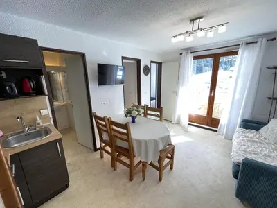 Cuisine ou kitchenette dans l'établissement T2 cabine fonctionnel près des pistes, idéal 4-6 pers - FR-1-787-101