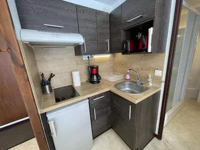 Cuisine ou kitchenette dans l'établissement T2 cabine fonctionnel près des pistes, idéal 4-6 pers - FR-1-787-101