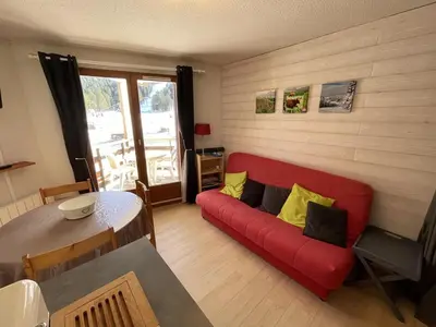 Coin salon dans l'établissement Confort au cœur de Le Lioran : T2 avec balcon - FR-1-787-97