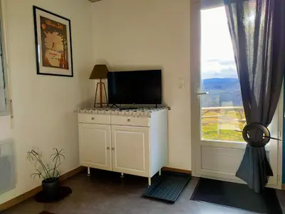 Télévision ou salle de divertissement dans l'établissement Studio cosy avec vue panoramique sur le Cantal