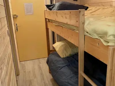 Un ou plusieurs lits dans un hébergement de l'établissement Studio moderne avec balcon, proche pistes, WIFI - FR-1-787-102