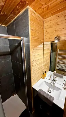 Salle de bains dans l'établissement Chalet Le Salers 10pers Le Mont Dore