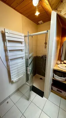 Salle de bains dans l'établissement Chalet Le Salers 10pers Le Mont Dore