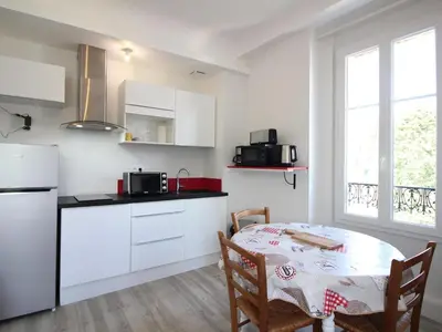 Cuisine ou kitchenette dans l'établissement T2 à La Bourboule avec Wifi à 100m des Thermes - FR-1-608-274
