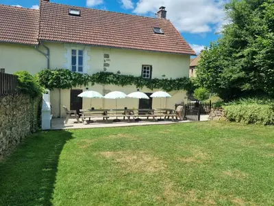 Jardin de l'établissement Meadow View Gîtes - Grande gîtes pour familles et groupes, piscine chauffée - Janaillat, Creuse, France, 23250