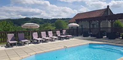 Piscine de l'établissement Meadow View Gîtes - Grande gîtes pour familles et groupes, piscine chauffée - Janaillat, Creuse, France, 23250 ou située à proximité
