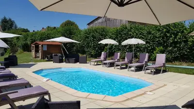 Piscine de l'établissement Meadow View Gîtes - Grande gîtes pour familles et groupes, piscine chauffée - Janaillat, Creuse, France, 23250 ou située à proximité