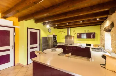 Cuisine ou kitchenette dans l'établissement Gîte Quercynois Authentique 9p