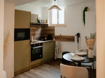 Cuisine ou kitchenette dans l'établissement Suite Cara - Logement Atypique Sauna Balneo - Centre Historique